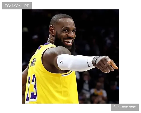 勒布朗突破制造空位三分，助力湖人提升关键时刻得分效率