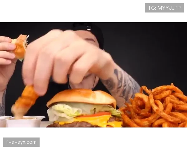 侯志慧训练完啃鸡腿那一下，真把自律和馋嘴焊一块了